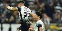  Foto: Mauro Horita/Ag. Paulistão - Legenda: Coronado (camisa 77) celebra o belo gol de falta que marcou na vitória do Corinthians sobe o Velo Clube / Jogada10