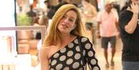 Marina Ruy Barbosa, de vestido fendado e sem maquiagem, exibe beleza natural em flagra no shopping.  Foto: AGNews, Edson Douglas / Purepeople