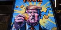 Desenho de Donald Trump segurando um bitcoin   Foto: Getty Images / BBC News Brasil