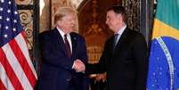 Foto de arquivo: Donald Trump aperta a mão do então presidente brasileiro, Jair Bolsonaro, antes de participar de um jantar de trabalho no resort Mar-a-Lago em Palm Beach, Flórida, EUA, em 7 de março de 2020.   Foto: REUTERS/Tom Brenner/Foto de arquivo