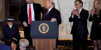 Trump criticou indultos concedidos pelo antecessor  Foto:  ALEXANDER DRAGO / Reuters