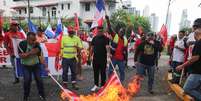 Membros do sindicato queimam bandeiras dos EUA durante um protesto contra o presidente dos EUA, Donald Trump, do lado de fora da Embaixada dos Estados Unidos, na Cidade do Panam&aacute;, Panam&aacute;, 20 de janeiro de 2025  Foto: REUTERS/Aris Martinez