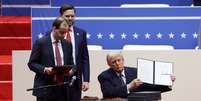Trump assina decretos que revogam medidas do governo de Joe Biden  Foto: REUTERS/Mike Segar