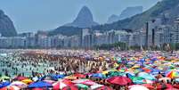 Movimento de banhistas na Praia de Copacabana, na zona sul do Rio de Janeiro, neste domingo, 19.  Foto: Estadão Conteúdo/Felix Averbug