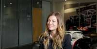 No cen&aacute;rio competitivo da F&oacute;rmula 1, a presen&ccedil;a feminina costuma ser rara, mas a engenheira alem&atilde; Laura M&uuml;ller est&aacute; rompendo barreiras  Foto: Reprodu&ccedil;&atilde;o / Perfil Brasil
