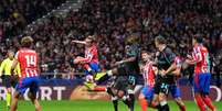  Foto: Angel Martinez Getty Images - Legenda: Griezmann tenta o arremate para o Atlético, mesmo com a forte marcação de Hincapié, do Leverkusen / Jogada10