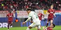  Foto: Maja Hitij/Getty Images - Legenda: Maxi Araújo, do Sporting (de branco), luta pela bola com Baumgartner, do RB Leipzig, em duelo pela Champions / Jogada10