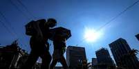 Pedestres caminham pelo Viaduto do Chá em dia de forte calor na cidade de SP.  Foto: Werther Santana/Estadão - 02/10/2024 / Estadão