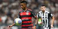 Foto: Gilvan de Souza/CRF - Legenda: Bruno Henrique1xbet ugação com a camisa do Flamengo ao longo da última temporada / Jogada10