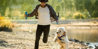 Homem correndo com seu cachorro.  Foto: Divulgação/Mars Petcare