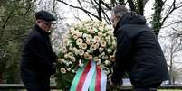 Políticos da cidade de Aschaffenburg homenageam as vítimas de ataque ocorrido na véspera  Foto: DW / Deutsche Welle