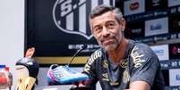 Foto: Divulgação / Santos FC - Legenda: Pedro Caixinha em coletiva de imprensa / Jogada10