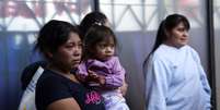 Imigrante da Guatemala em base aérea após ser deportada dos Estados Unidos  Foto: REUTERS/Cristina Chiquin