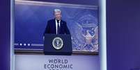 Presidente dos EUA, Donald Trump, faz discurso à distância durante 55º Fórum Econômico Mundial, em Davos, na Suíça.  Foto: REUTERS/Yves Herman