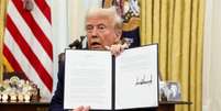 Trump despacha ordens executivas do Sal&atilde;o Oval da Casa Branca nesta quinta-feira, 23  Foto: REUTERS/Kevin Lamarque