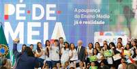 O presidente Luiz Inácio Lula da Silva durante encontro com estudantes para anúcio de pagamento da primeira parcela do Programa Pé de Meia, em março de 2024  Foto: WILTON JUNIOR/ESTADÃO / Estadão