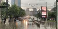 Motoristas são vistos presos em ponto de alagamento no final do Viaduto Antártica, perto do cruzamento com a Avenida Marquês de São Vicente, na Barra Funda, zona oeste de São Paulo, após o temporal que atingiu a cidade na tarde desta sexta-feira, 24  Foto: ALEX SILVA/ESTADÃO CONTEÚDO