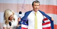 Pete Hegseth mostra o interior de sua jaqueta com bandeira americana  Foto: Getty Images / BBC News Brasil