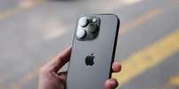 O primeiro grande salto aconteceu em 2007, quando a Apple lançou o iPhone, um dispositivo que transformou o conceito de telefone. A partir daí, o telefone deixou de ser apenas uma ferramenta para comunicação vocal e passou a ser um verdadeiro computador portátil. Foto: Thai Nguyen / Unsplash / Flipar