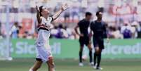 SÃO PAULO 2025, SÃO PAULO X CORINTHIANS - jogador do São Paulo comemora gol de Paulinho durante partida contra o Corinthians no estádio Pacaembu pelo campeonato Copa São Paulo 2025. Foto: MARCELLO ZAMBRANA/AGIF - AGÊNCIA DE FOTOGRAFIA/ESTADÃO CONTEÚDO