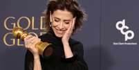 Fernanda Torres ao ganhar o Globo de Ouro 2025  Foto: GettyImages