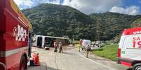 Ônibus tombou com adolescentes a bordo em Santa Catarina  Foto: Divulgação/Corpo de Bombeiros de Santa Catarina