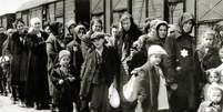 Pelo menos 1,3 milhão de pessoas foram enviadas para o campo de concentração de Auschwitz-Birkenau durante a guerra, quase 90% eram judeus  Foto: Getty Images / BBC News Brasil