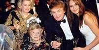 Mary Anne Trump em 1999, pouco antes de falecer, com os filhos Elizabeth e Donald, acompanhado da então namorada, Melania Knauss Foto: Getty Images / BBC News Brasil