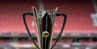  Foto: Lesley Ribeiro/CBF - Legenda: Taça (troféu) da Supercopa do Brasil / Jogada10