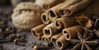 Canela é rica em polifenóis, que protegem as células contra o estresse oxidativo  Foto: Freepik