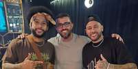 Neymar posa em foto ao lado de Memphis e reage a pedido para jogar no Corinthians  Foto: Divulga&ccedil;&atilde;o/Instagram @aakkari / Estad&atilde;o