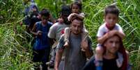 Mais de 20% dos migrantes que tentam cruzar a perigosa floresta de Darién, entre a Colômbia e o Panamá, são crianças.  Foto: Getty Images / BBC News Brasil