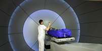 Um novo tratamento pioneiro promete combater uma variedade maior de tumores, com menos efeitos colaterais do que a radioterapia convencional  Foto: Getty Images / BBC News Brasil