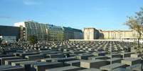 Memorial do Holocausto (Denkmal f&uuml;r die ermordeten Juden Europas) - Descri&ccedil;&atilde;o: Inaugurado em 2005, este memorial &eacute; composto por 2.711 blocos de concreto em homenagem aos seis milh&otilde;es de judeus assassinados durante o Holocausto - Localiza&ccedil;&atilde;o: Perto do Port&atilde;o de Brandemburgo - Refer&ecirc;ncias Hist&oacute;ricas: Projetado por Peter Eisenman, o memorial &eacute; um lugar de reflex&atilde;o e mem&oacute;ria  Foto: Jonay CP/Wikimedia Commons / Flipar