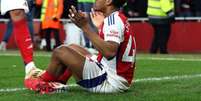  Foto: Alex Pantling/Getty Images - Legenda: Lewis-Skelly comemora seu primeiro gol pelo Arsenal (o terceiro no 5 a 1 sobre o City) repetindo a celebração de Haaland. Pura zoação / Jogada10