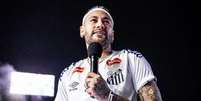  Foto: Divulgação/Santos - Legenda: Neymar foi apresentado à torcida santista neste sábado (1) na Vila Belmiro / Jogada10
