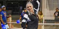 Fernanda Lacerda fica de blusão após figurino quebrar durante ensaio da Gaviões da Fiel  Foto: Reprodução/Agnews