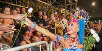 Sabrina Sato distribui rosas durante ensaio da Gaviões da Fiel  Foto: Edu Araujo/AgNews