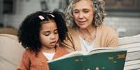 Promover atividades educativas em casa promove o desenvolvimento da fala  Foto: PeopleImages.com - Yuri A | Shutterstock / Portal EdiCase