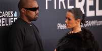 Kanye West e a esposa, Bianca Censori, pouco antes da modelo ficar despida no tapete vermelho do Grammy  Foto: Reprodução/Reuters