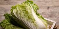 A acelga chinesa é uma fonte natural de fibras, vitaminas e antioxidantes, contribuindo para o bem-estar geral  Foto: Ika Hilal | Shutterstock / Portal EdiCase