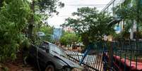 Em São Paulo, no bairro do Morumbi, próximo à comunidade de Paraisópolis, carros ficaram soterrados  Foto: VAN CAMPOS/FOTOARENA/ESTADÃO CONTEÚDO