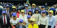 Políticos da base governista posam como boné idealizado por Sidônio no plenário da Câmara  Foto: @pedro.uczai via Instagram / Estadão