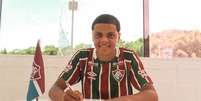  Foto: Leonardo Brasil/FFC - Legenda: Pablo Henrique assina primeiro contrato profissional da carreira pelo Fluminense / Jogada10