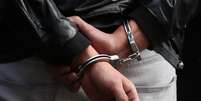 Imagem de pessoa algemada | Menino de 12 anos foi preso por não pagar pensão alimentícia  Foto: Getty Images / Contigo