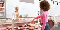 É importante ter cuidado ao comprar carne em promoção  Foto: Freepik