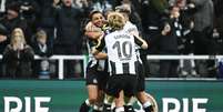  Foto: Michael Regan/Getty Images - Legenda: Jogadores do Newcastle comemoram o gol marcado por Jacob Murphy / Jogada10