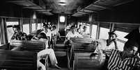 'O trem do diabo': migrantes voltam para o Nordeste em ferrovia que ligava São Paulo a Salvador  Foto: Claudia Andujar/Galeria Vermelho / BBC News Brasil