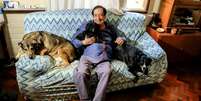 Marcos Oliveira, conhecido pela personagem Beiçola, descansa com seus cães em casa  Foto: Daniel Delmiro / AgNews / Daniel Delmiro / AgNews