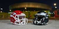 Capacetes de Kansas City Chiefs e Philadelphia Eagles diante do Superdome antes do Super Bowl 59  Foto: USA TODAY Sports via Reuters Connect / Reuters